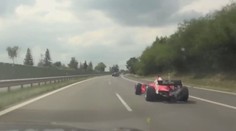 Záhadná formula na českej diaľnici. Nikto netuší, ako sa tam vzala, po vodičovi pátra polícia