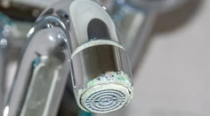 Stop vodnému kameňu: Dovoľte toalete zažiariť