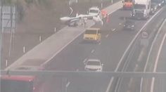 Malé lietadlo núdzovo pristálo na diaľnici v Slovinsku. Tvoria sa dlhé zápchy