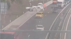 Malé lietadlo núdzovo pristálo na diaľnici v Slovinsku. Tvoria sa dlhé zápchy