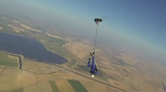 Parašutista sa zrútil na zem, neprežil zoskok padákom