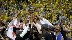 Golden State získal piaty titul NBA, LeBron James uznal kvality súpera