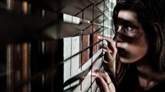 Muž z Dubnice nad Váhom týral manželku. Musela sa skrývať v pivnici