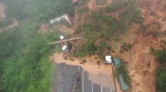 VIDEO: Hrozivý zosuv pôdy na diaľnici v Brazílii zmietol autá do priekopy, našli živých i mŕtvych