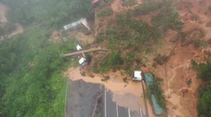 VIDEO: Hrozivý zosuv pôdy na diaľnici v Brazílii zmietol autá do priekopy, našli živých i mŕtvych