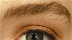 Neznámych nemiluj! Príbeh sa začína zostra, drsne a tvrdo