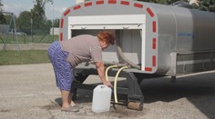 Bez vody a bez sprchy. Ľudia na juhu Slovenska prežívajú už dva týždne len vďaka cisterne