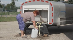 Bez vody a bez sprchy. Ľudia na juhu Slovenska prežívajú už dva týždne len vďaka cisterne