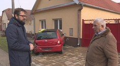 Po nehode, ktorú nezavinil, ostalo pánovi Floriánovi auto prilepené k domu