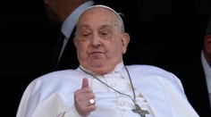 FOTO: Pápež František sa objavil na verejnosti. Prvý pozdrav veriacim