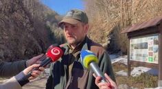 Otca so synom naháňal neďaleko Banskej Bystrice medveď. Keď sa syn potkol, otec sa rozhodol pre krajné riešenie