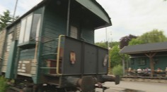 Herec zachránil staré vlakové vozne. Dnes sú z nich unikátne izby aj reštaurácia