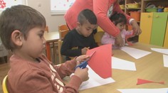 Predškolské vzdelávanie má byť povinné pre čoraz menšie deti. Kapacity v škôlkach však nepustia