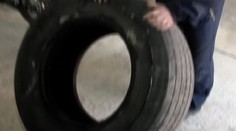 Pozor na pneumatiky! Mladík skončil s komplikovanou zlomeninou