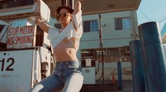 V novom klipe Rolling Stones hrá hviezda Twilightu. Pozrite si ten zvodný tanec