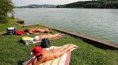 Kuriózna naháňačka v Brne: Nudisti prenasledovali zlodeja, obkľúčili ho nahými telami