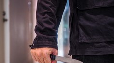 Z lupiča iba hladoš. Muž sa agresívne vlámal k seniorke, keď mu ponúkla sušienky, skrotol