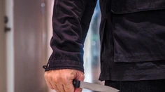 Z lupiča iba hladoš. Muž sa agresívne vlámal k seniorke, keď mu ponúkla sušienky, skrotol