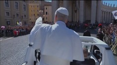 VIDEO: Pápež Lev XIV. udrel kameramana v papamobile