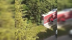 VIDEO: Odporné správanie kuriéra. Po zásielke dupal, aby sa zmestila do výdajného boxu