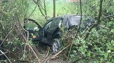 Vážna nehoda pri Považskej Bystrici: Auto vyletelo medzi stromy, zranili sa dvaja ľudia