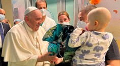 VIDEO: Pápež František navštívil v nemocnici Genelli deti, jedno pokrstil