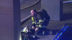 „Brutálny dym, šľahal oheň, bol to fakt extrém,“ hovorí obyvateľka bytovky. Po masívnom požiari v Ružinove zomrela žena