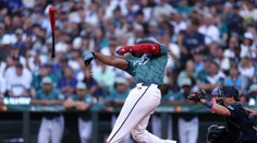 Frajer na záver: Keď priveľa snahy škodí. Syn člena siene slávy netrafil pálkou loptičku, ale tribúnu