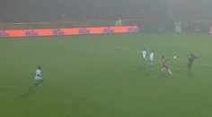 VIDEO: Šialený zákrok gólmana mimo šestnástky, takto knokautoval útočníka