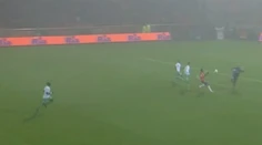 VIDEO: Šialený zákrok gólmana mimo šestnástky, takto knokautoval útočníka