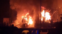 Obrovský požiar pri výrobnej hale v Košiciach. Plamene šľahali niekoľko metrov