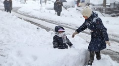 Snehové búrky a mráz sužujú aj juh Európy. V Británii je iný svet