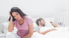 Spíte k partnerovi otočená chrbtom? Nie ste vo vzťahu spokojná