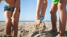 Srdcervúci krik otca na pláži v Taliansku: Chlapca zasypala jama, ktorú si sám vykopal