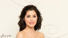 Celeste Buckingham prekvapí na Plese v opere. Výberom šiat riskuje