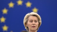 Ursula von der Leyenová prežila hlasovanie o nedôvere. Europoslanci jej ale zároveň ukázali aj vztýčený prst, varoval odborník