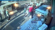 VIDEO: Od tragédie ich delili len centimetre. Rútiace sa auto tesne minulo kočík s dieťaťom