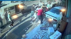 VIDEO: Od tragédie ich delili len centimetre. Rútiace sa auto tesne minulo kočík s dieťaťom