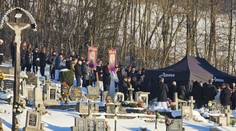 VIDEO: Spišská Stará Ves si uctila pamiatku jednej z obetí útoku. Vyše tisíc smútiacich, biela rakva, kondolencia od pápeža