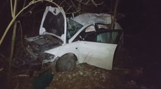 Auto sa zrútilo do priekopy. Vodič ušiel, zranených nechal tam