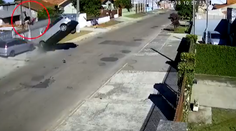 VIDEO: Zlodeja počas policajnej naháňačky prudko vymrštilo z ukradnutého auta