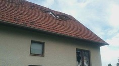 Rodinný dom v Detve údajne zasiahol guľový blesk