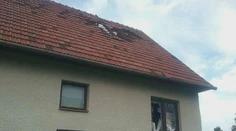 Rodinný dom v Detve údajne zasiahol guľový blesk