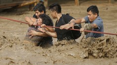 Silné dažde a zosuvy pôdy si vyžiadali najmenej 65 obetí na životoch