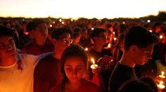 "Už žiadne zbrane," skandovali ľudia počas vigílie za obete na floridskej strednej škole