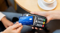 Čašníci tvrdia, že ľudia pri platbe kartou nechávajú menšie tringelty. Zmeniť to majú špeciálne terminály