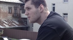 Tomášova mama je nedobrovoľným väzňom v byte. Pomáha jej netradičným spôsobom