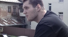 Tomášova mama je nedobrovoľným väzňom v byte. Pomáha jej netradičným spôsobom