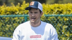 Ashton Kutcher vyrazil do ulíc: Počkať, to čo má na hlave?