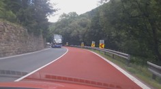 Zaujímavá novinka na slovenských cestách: Červený povrch by mal zvýšiť bezpečnosť